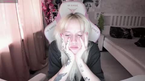 Snapshot of rapunzel_cute chatting on 09-13-25, 02:06 Rapunzel online show from 09-13-25, 02:06