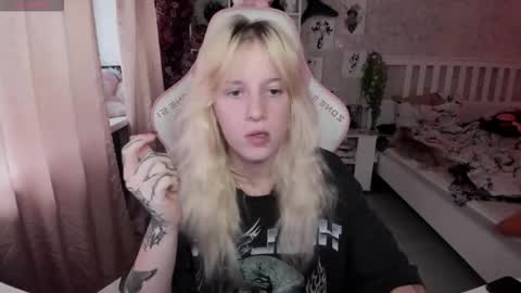 Snapshot of rapunzel_cute chatting on 10-15-25, 01:22 Rapunzel online show from 10-15-25, 01:22