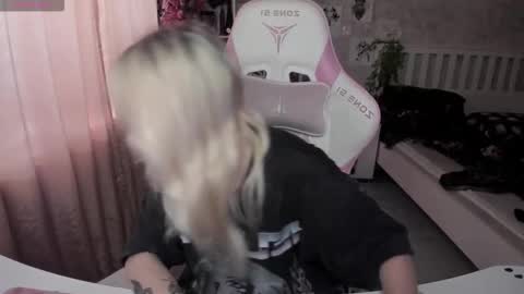 Snapshot of rapunzel_cute chatting on 11-04-25, 01:21 Rapunzel online show from 11-04-25, 01:21