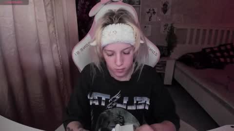 Snapshot of rapunzel_cute chatting on 11-11-25, 01:22 Rapunzel online show from 11-11-25, 01:22