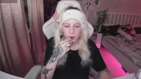 Snapshot of rapunzel_cute chatting on 11-13-25, 01:32 Rapunzel online show from 11-13-25, 01:32