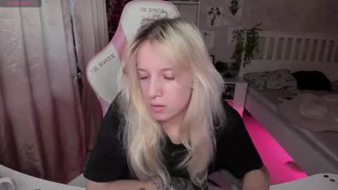 Snapshot of rapunzel_cute chatting on 11-15-25, 01:18 Rapunzel online show from 11-15-25, 01:18