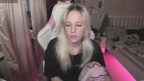 Snapshot of rapunzel_cute chatting on 11-17-25, 01:28 Rapunzel online show from 11-17-25, 01:28