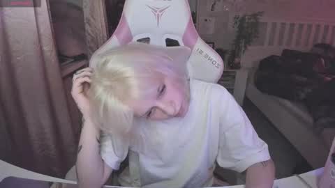 Snapshot of rapunzel_cute chatting on 11-22-25, 09:25 Rapunzel online show from 11-22-25, 09:25