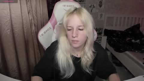 Snapshot of rapunzel_cute chatting on 12-19-25, 01:29 Rapunzel online show from 12-19-25, 01:29