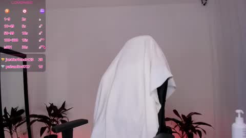 Snapshot of raven__white1 chatting on 01-18-25, 12:02 Raven online show from 01-18-25, 12:02