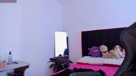 Snapshot of raven__white1 chatting on 01-22-25, 09:43 Raven online show from 01-22-25, 09:43