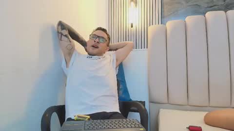Snapshot of ravenandcody chatting on 10-23-25, 04:23 ravenandcody online show from 10-23-25, 04:23