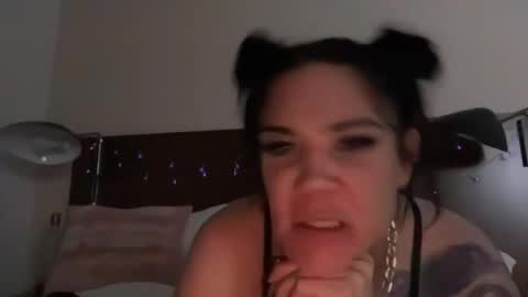 Snapshot of ravenrayyy chatting on 05-26-26, 09:27 Raven Ray online show from 05-26-26, 09:27