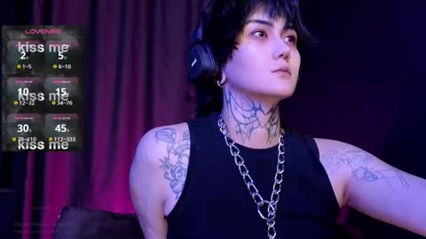 Snapshot of ravens_nest_ chatting on 10-20-25, 03:45 Raven online show from 10-20-25, 03:45