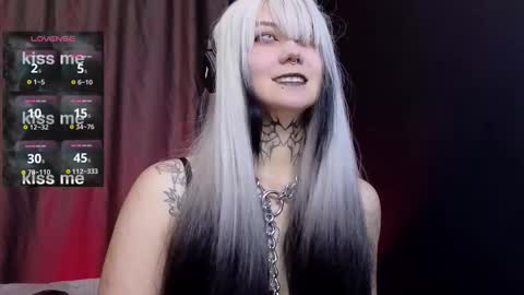 Snapshot of ravens_nest_ chatting on 10-21-25, 11:22 Raven online show from 10-21-25, 11:22