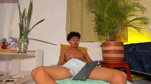 Snapshot of raydevil_ chatting on 03-07-25, 05:38 Rayn online show from 03-07-25, 05:38