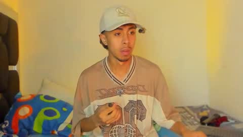 Snapshot of raydevil_ chatting on 10-29-25, 04:42 Rayn online show from 10-29-25, 04:42