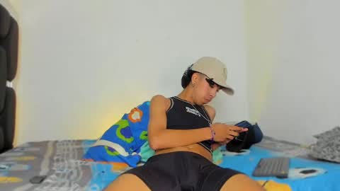 Snapshot of raydevil_ chatting on 11-11-25, 05:46 Rayn online show from 11-11-25, 05:46