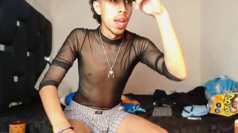 Snapshot of raydevil_ chatting on 11-21-25, 08:07 Rayn online show from 11-21-25, 08:07