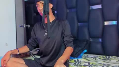 Snapshot of raydevil_ chatting on 11-24-25, 06:29 Rayn online show from 11-24-25, 06:29