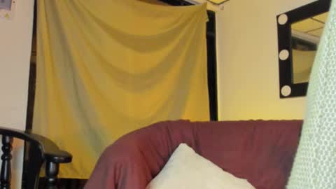 Snapshot of raydevil_ chatting on 12-19-25, 02:07 Rayn online show from 12-19-25, 02:07