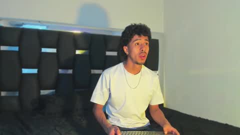 Snapshot of raydevil_ chatting on 01-18-26, 10:02 Rayn online show from 01-18-26, 10:02