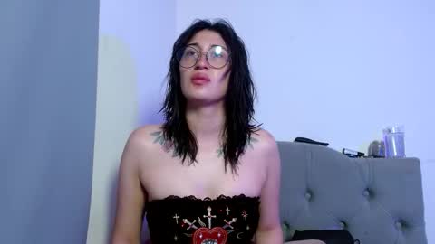 Snapshot of red_moonn chatting on 09-16-25, 04:35 IG   OF red moonn online show from 09-16-25, 04:35