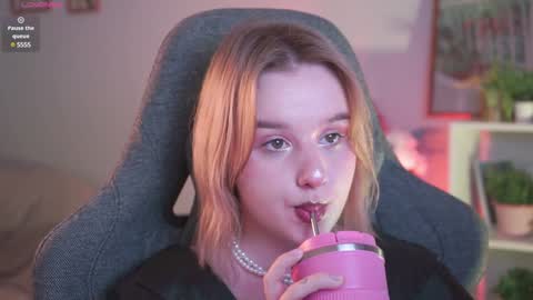 Snapshot of red_queeen chatting on 12-17-24, 12:45 QUEEN OF EVIL online show from 12-17-24, 12:45