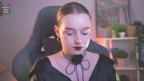 Snapshot of red_queeen chatting on 12-19-24, 10:00 QUEEN OF EVIL online show from 12-19-24, 10:00