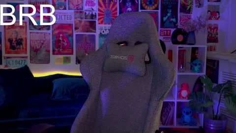 Snapshot of red_queeen chatting on 12-20-24, 04:04 QUEEN OF EVIL online show from 12-20-24, 04:04