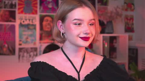 Snapshot of red_queeen chatting on 01-05-25, 06:56 QUEEN OF EVIL online show from 01-05-25, 06:56