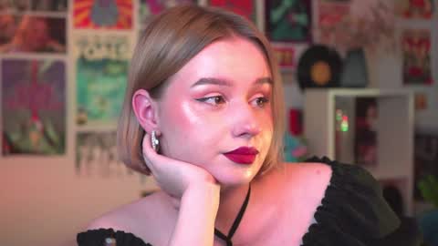 Snapshot of red_queeen chatting on 01-06-25, 12:59 QUEEN OF EVIL online show from 01-06-25, 12:59