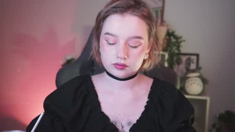 Snapshot of red_queeen chatting on 01-09-25, 06:15 QUEEN OF EVIL online show from 01-09-25, 06:15