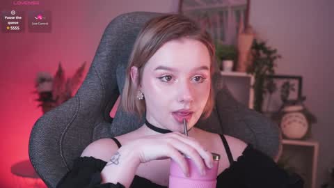 Snapshot of red_queeen chatting on 01-09-25, 09:16 QUEEN OF EVIL online show from 01-09-25, 09:16