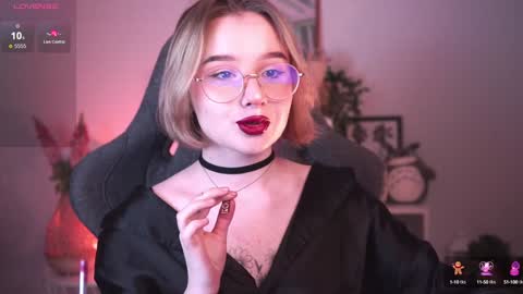 Snapshot of red_queeen chatting on 01-17-25, 07:05 QUEEN OF EVIL online show from 01-17-25, 07:05