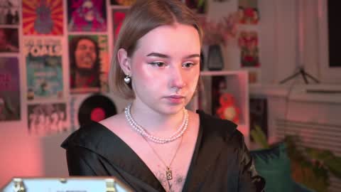 Snapshot of red_queeen chatting on 01-19-25, 07:04 QUEEN OF EVIL online show from 01-19-25, 07:04