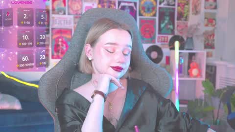 Snapshot of red_queeen chatting on 01-23-25, 12:35 QUEEN OF EVIL online show from 01-23-25, 12:35