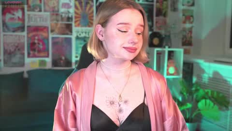 Snapshot of red_queeen chatting on 02-27-25, 02:32 QUEEN OF EVIL online show from 02-27-25, 02:32