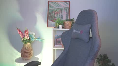 Snapshot of red_queeen chatting on 03-09-25, 01:56 QUEEN OF EVIL online show from 03-09-25, 01:56