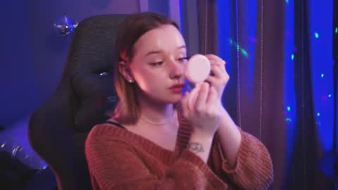 Snapshot of red_queeen chatting on 10-18-25, 02:25 QUEEN OF EVIL online show from 10-18-25, 02:25