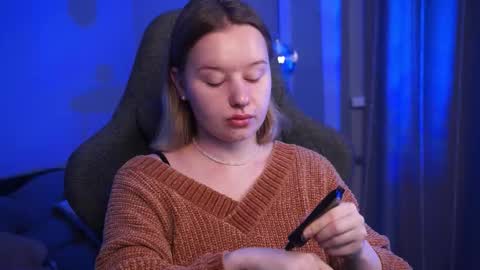 Snapshot of red_queeen chatting on 10-19-25, 02:12 QUEEN OF EVIL online show from 10-19-25, 02:12