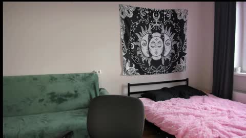 Snapshot of red_qwe chatting on 11-07-25, 06:35 Erika online show from 11-07-25, 06:35