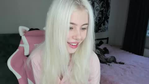 Snapshot of red_qwe chatting on 11-09-25, 08:34 Erika online show from 11-09-25, 08:34