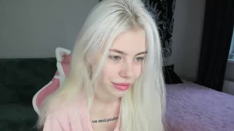 Snapshot of red_qwe chatting on 11-10-25, 08:24 Erika online show from 11-10-25, 08:24