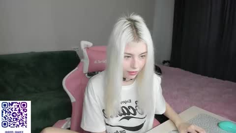 Snapshot of red_qwe chatting on 11-29-25, 08:28 Erika online show from 11-29-25, 08:28