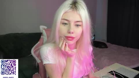 Snapshot of red_qwe chatting on 12-05-25, 07:28 Erika online show from 12-05-25, 07:28