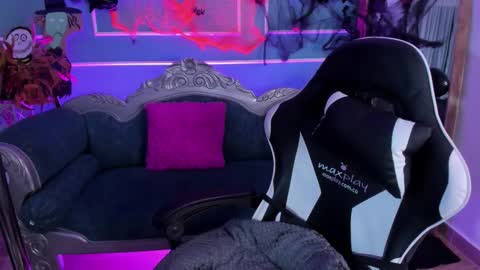 Snapshot of red_star8 chatting on 10-30-25, 11:22 online show from 10-30-25, 11:22