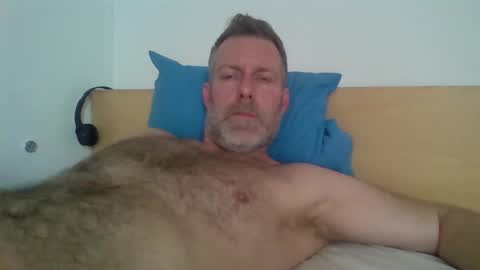 Snapshot of redandbluecloud chatting on 11-17-25, 10:54 Red online show from 11-17-25, 10:54