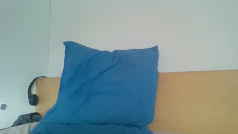 Snapshot of redandbluecloud chatting on 11-18-25, 10:41 Red online show from 11-18-25, 10:41