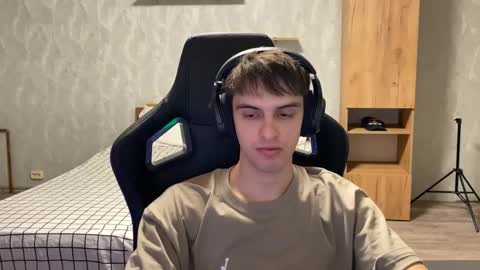 Snapshot of redbullshine chatting on 09-20-25, 01:34 redbullshine online show from 09-20-25, 01:34