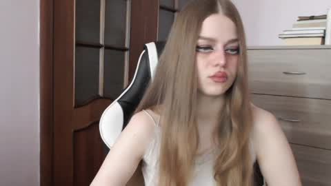 Lily online show from 04-25-26, 02:36