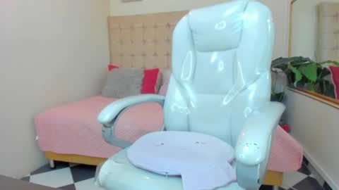 Snapshot of redhot_chilipeppers chatting on 02-20-25, 06:50 Lupe online show from 02-20-25, 06:50