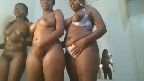 Snapshot of reenie_barbie chatting on 02-25-25, 10:29 barbie online show from 02-25-25, 10:29