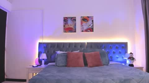 Snapshot of regina_blum chatting on 12-14-25, 12:32 Regina online show from 12-14-25, 12:32